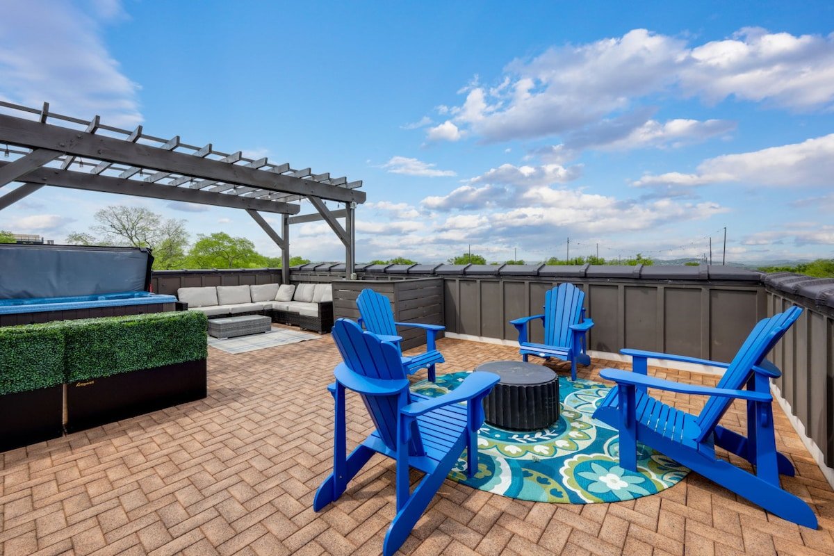 Blue Horizon | Skyline Views & Rooftop Hot Tub! gallery image 5