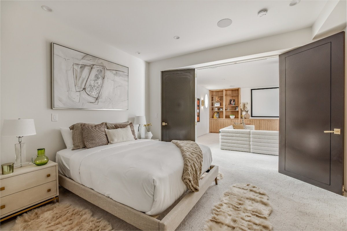 Captivating Laurel Canyon Oasis with Lush Garden gallery image 2