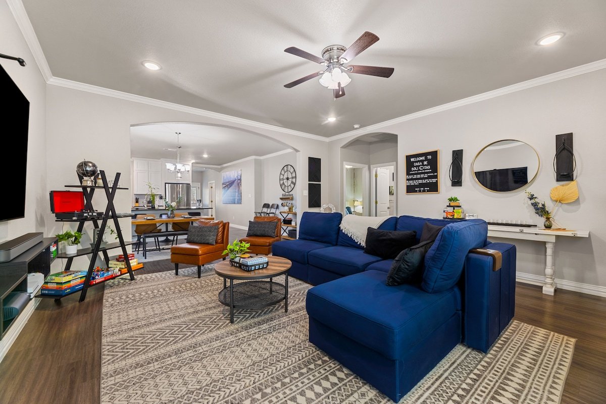 Casa De Solicitas, Near Stockyards, Sleeps 15! gallery image 2