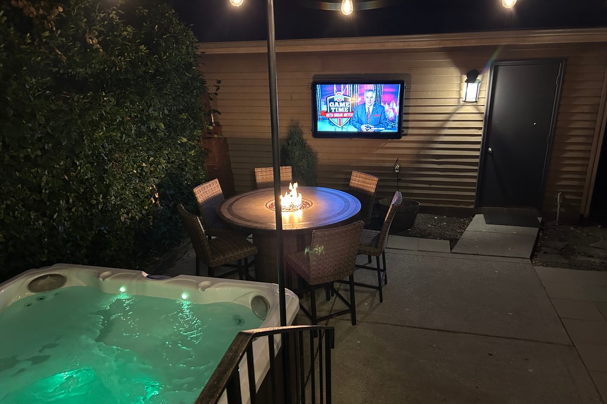 Walking distance to the SHOE+ Short North-Hot Tub!