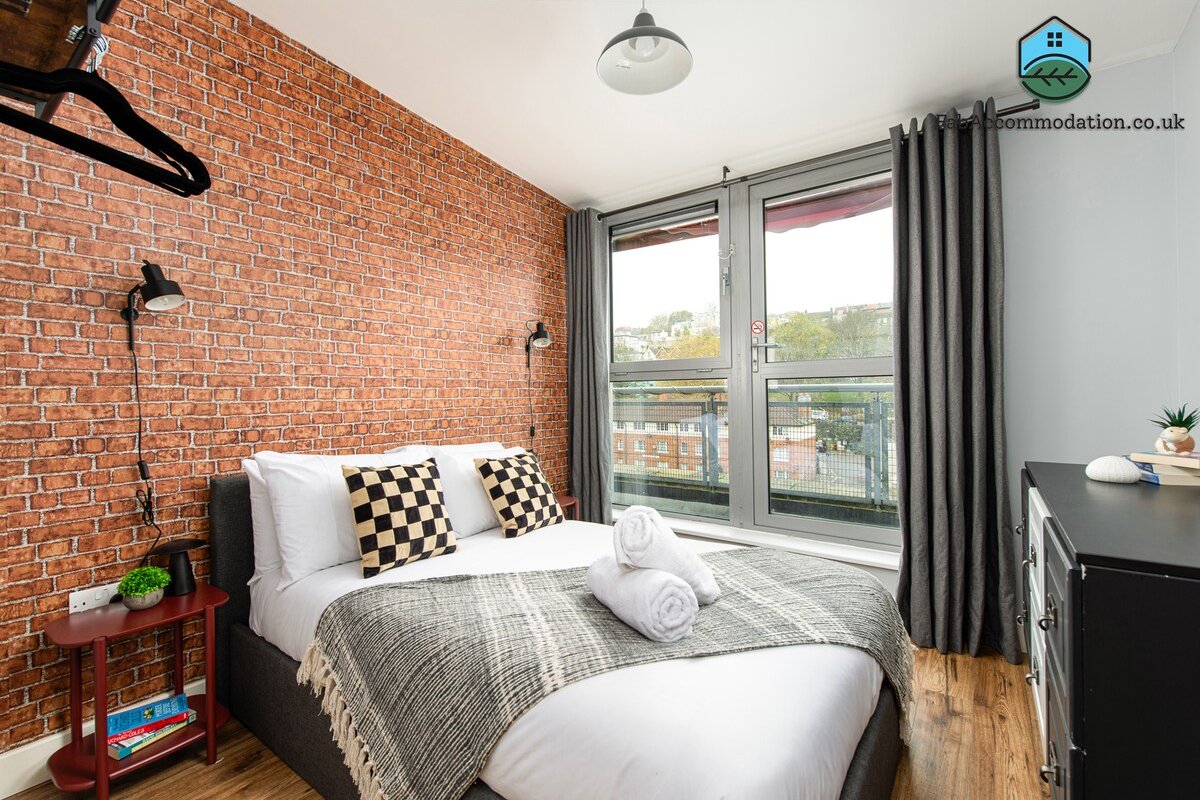 Central-3Bedroom-2Bath-Parking-By FabAccommodation gallery image 3