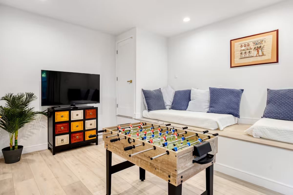 Benedict Canyon Retreat with Private Pool & Views gallery image 4