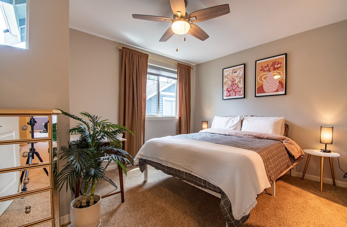 3 Bedroom Townhouse Downtown w/Private Backyard gallery image 3