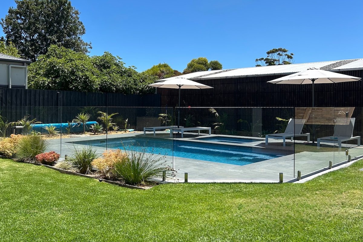 5 min walk to beach & shops. Pool + spa gallery image 4