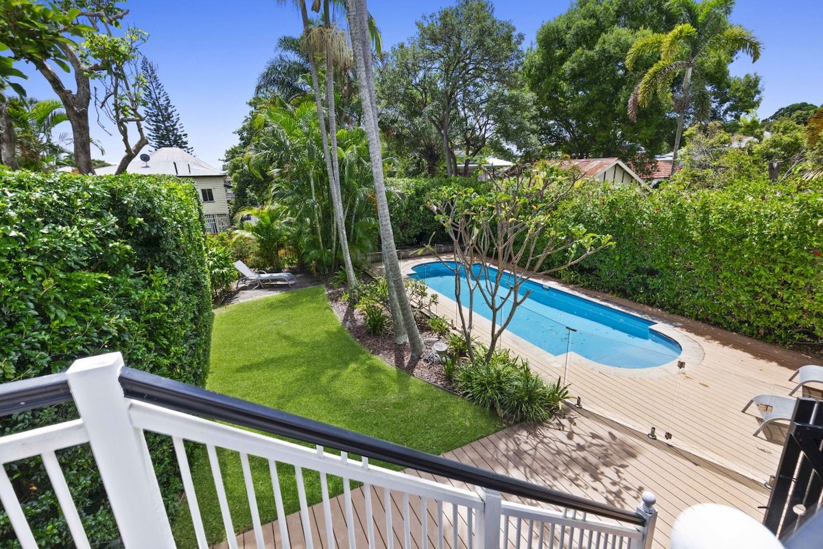 Family Friendly 15mins to City, Pool gallery image 3