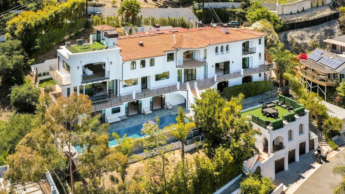 Luxury Modern Hollywood Hills Villa gallery image 3