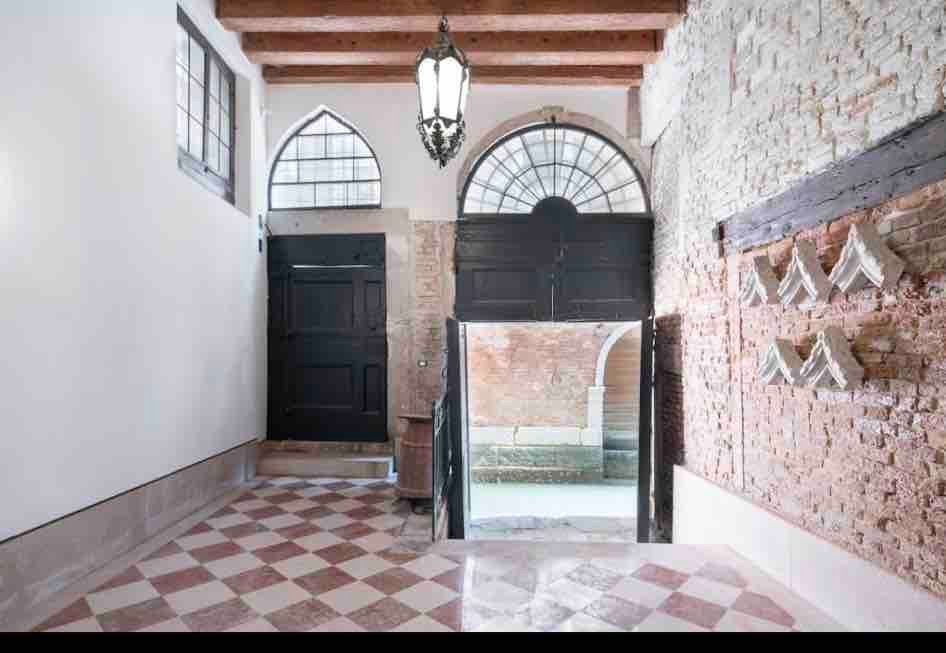 The Painter’s House – Canal View- Rialto gallery image 5