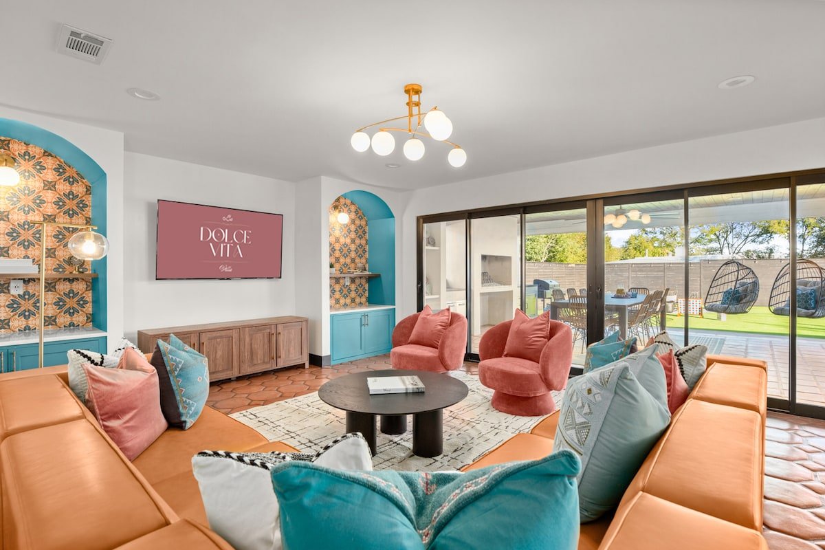 Most EPIC Austin Experience! La Dolce Vita Villa gallery image 3