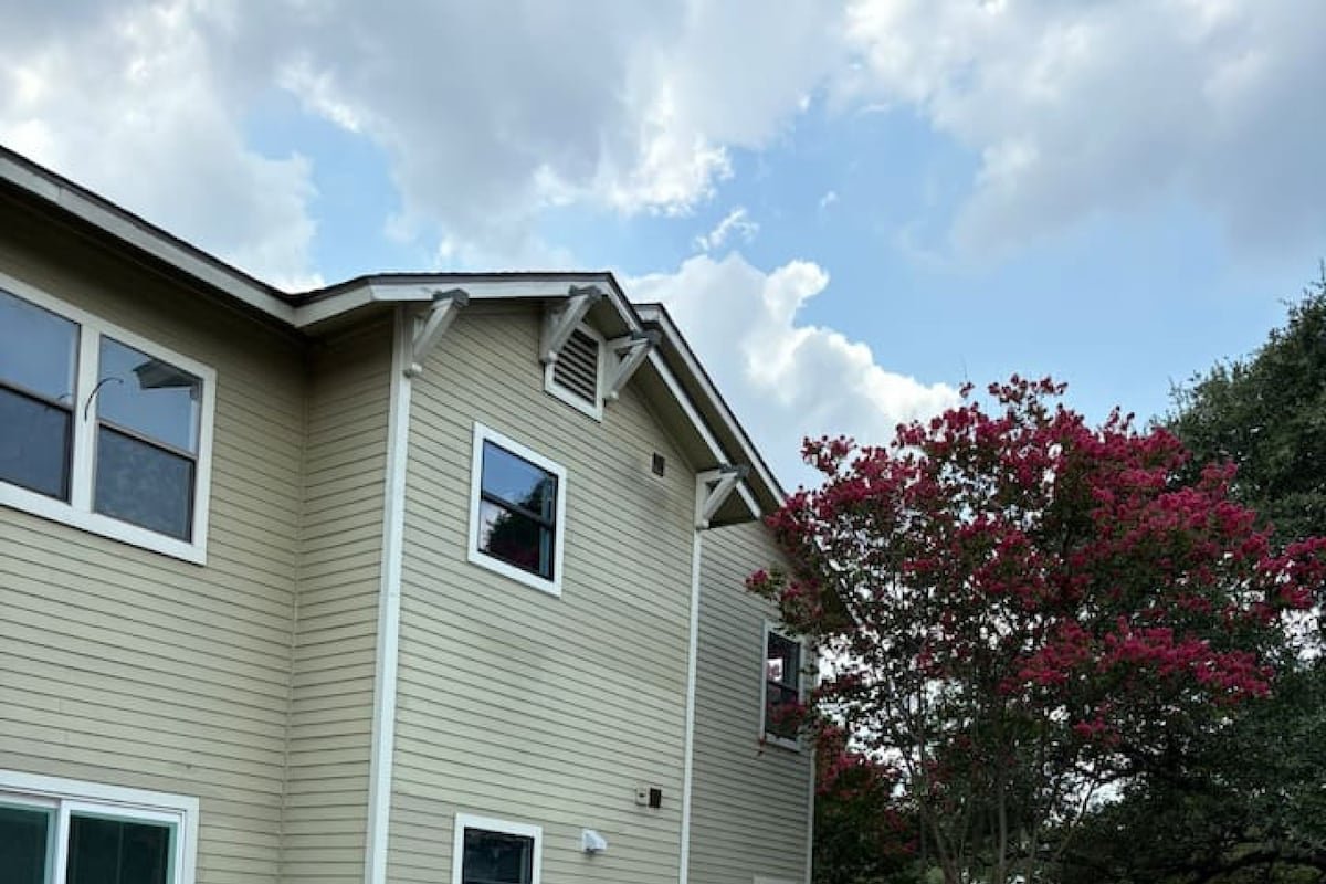 Bouldin 6 bedroom fresh remodel pool gallery image 3