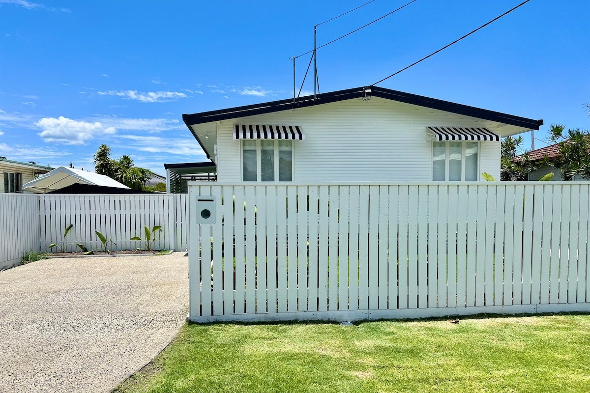 Salt+Pepper – Whole Duplex *Pets OK* 500m to beach gallery image 2