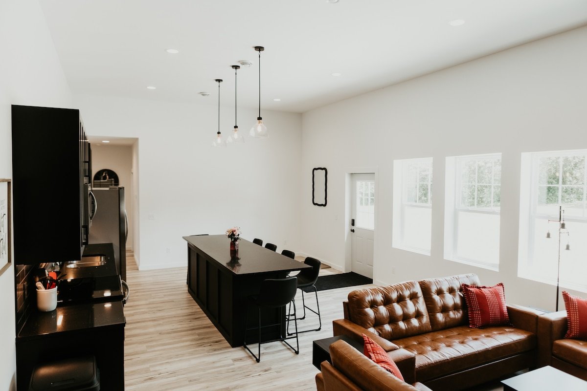 Black Steel Suites 1 gallery image 3