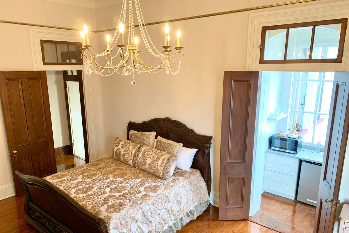 NEW! Private 2-BR Lanaux King Ste w/balcony Fr.Qtr gallery image 4