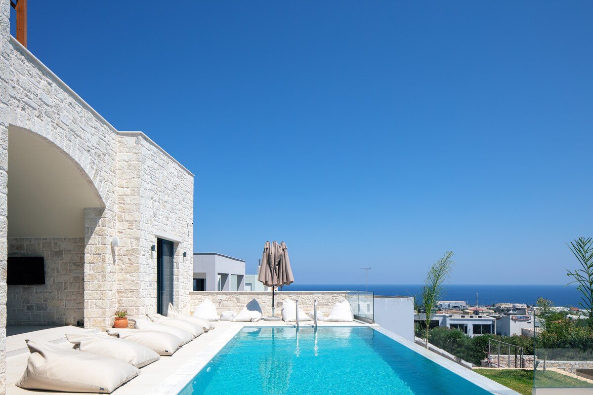 Sorin Villa, boasting Pool & Heated Whirlpool  gallery image 2