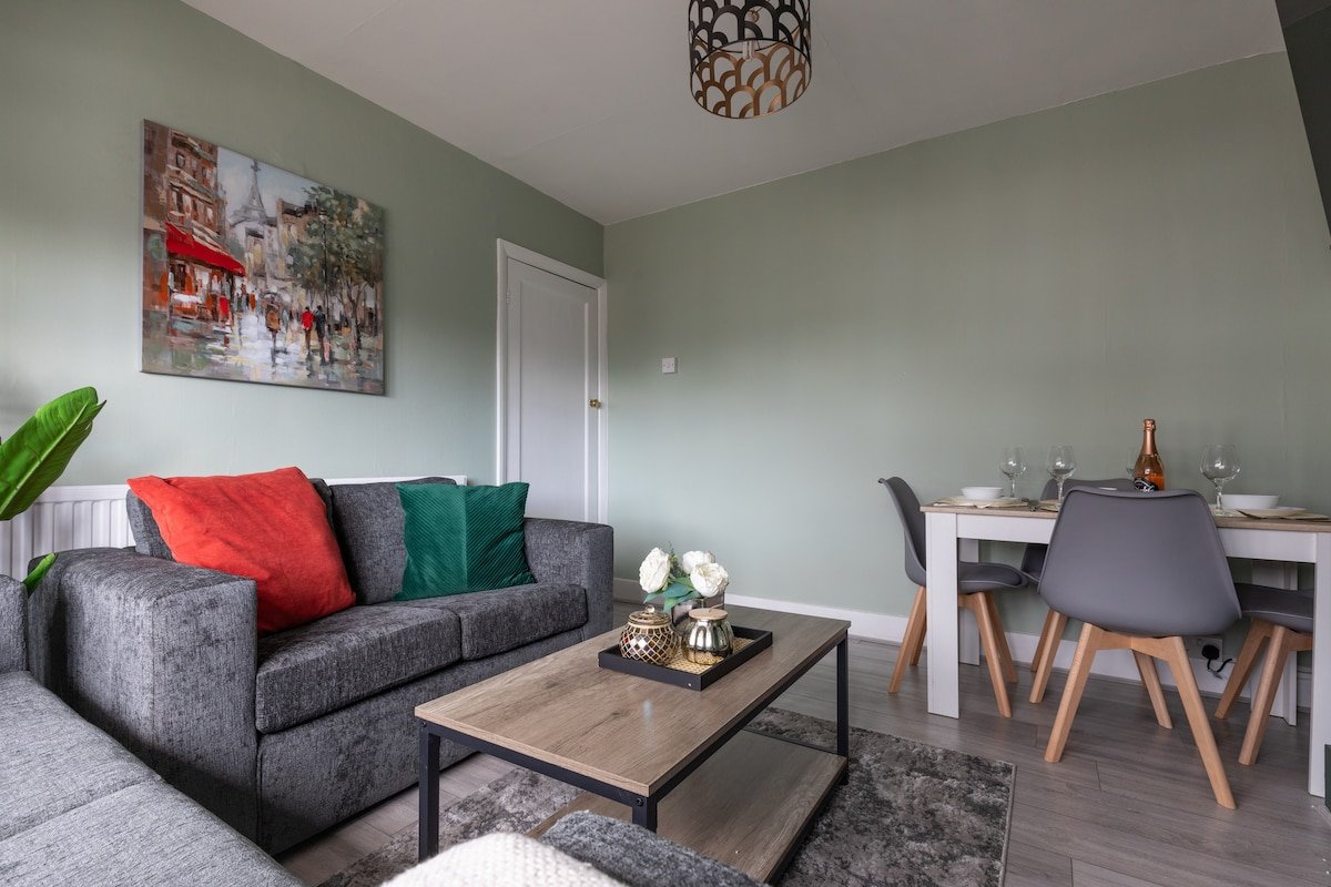 Spacious 3-Bedroom Home Perfect for Extended Stays gallery image 2