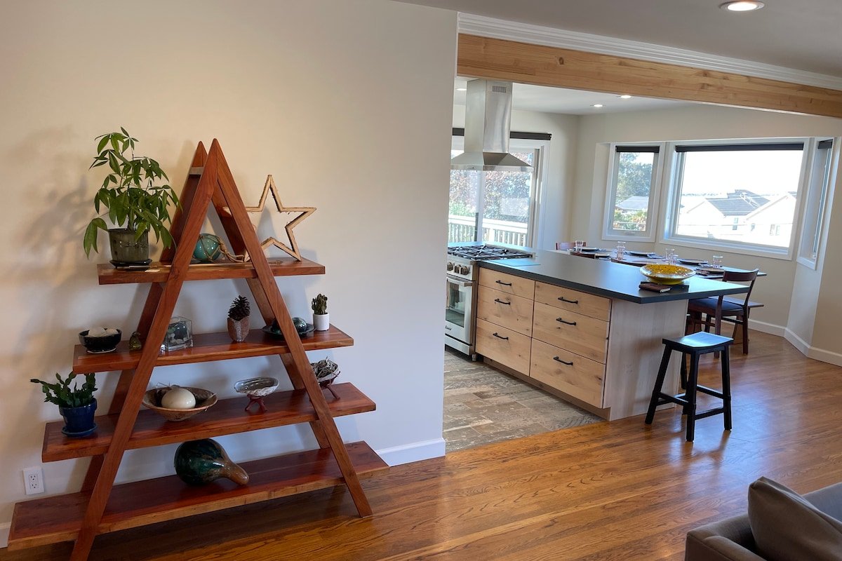 Beautiful Seaside Retreat. gallery image 4