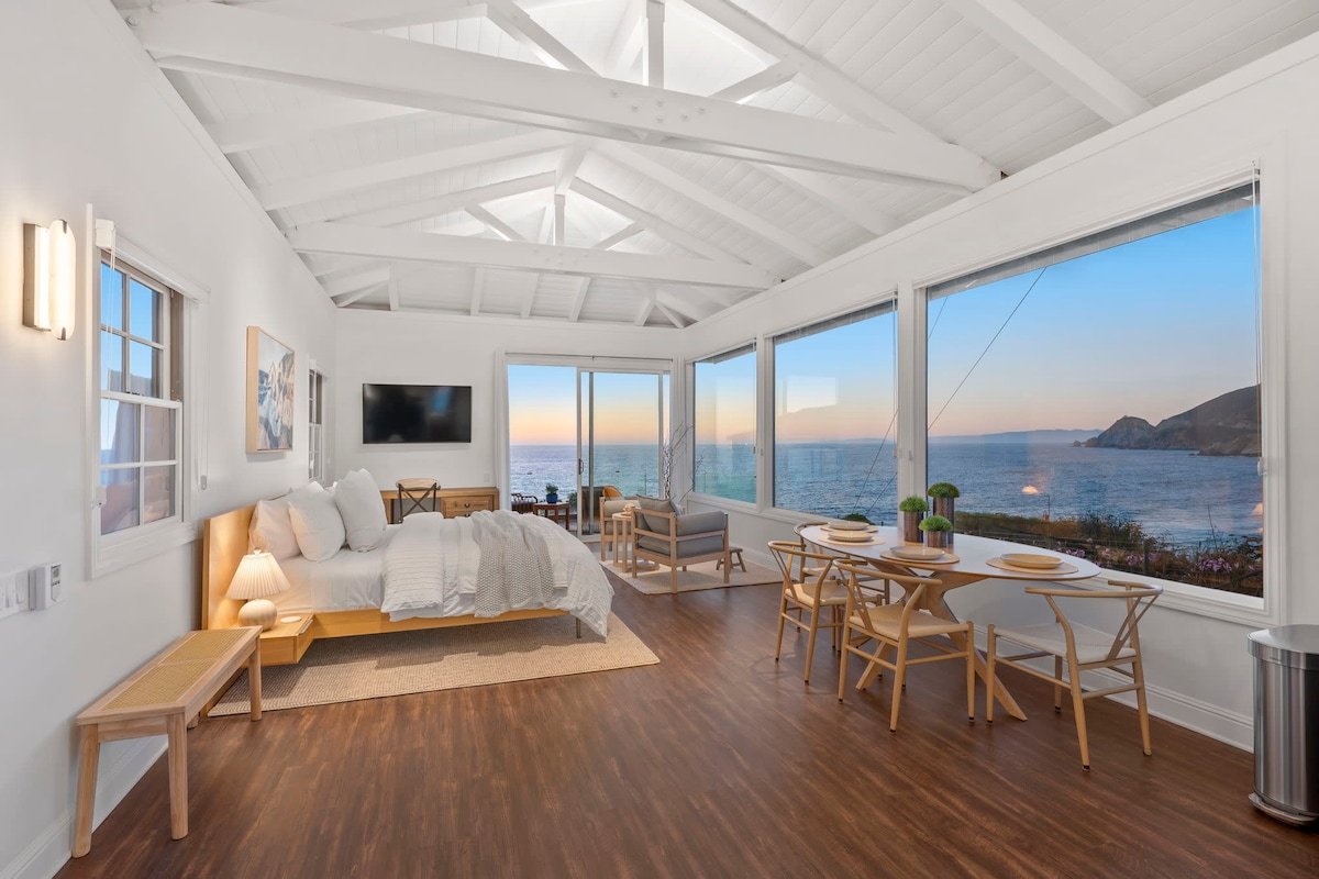 Distinguished Oceanfront Point Estate with Iconic gallery image 5