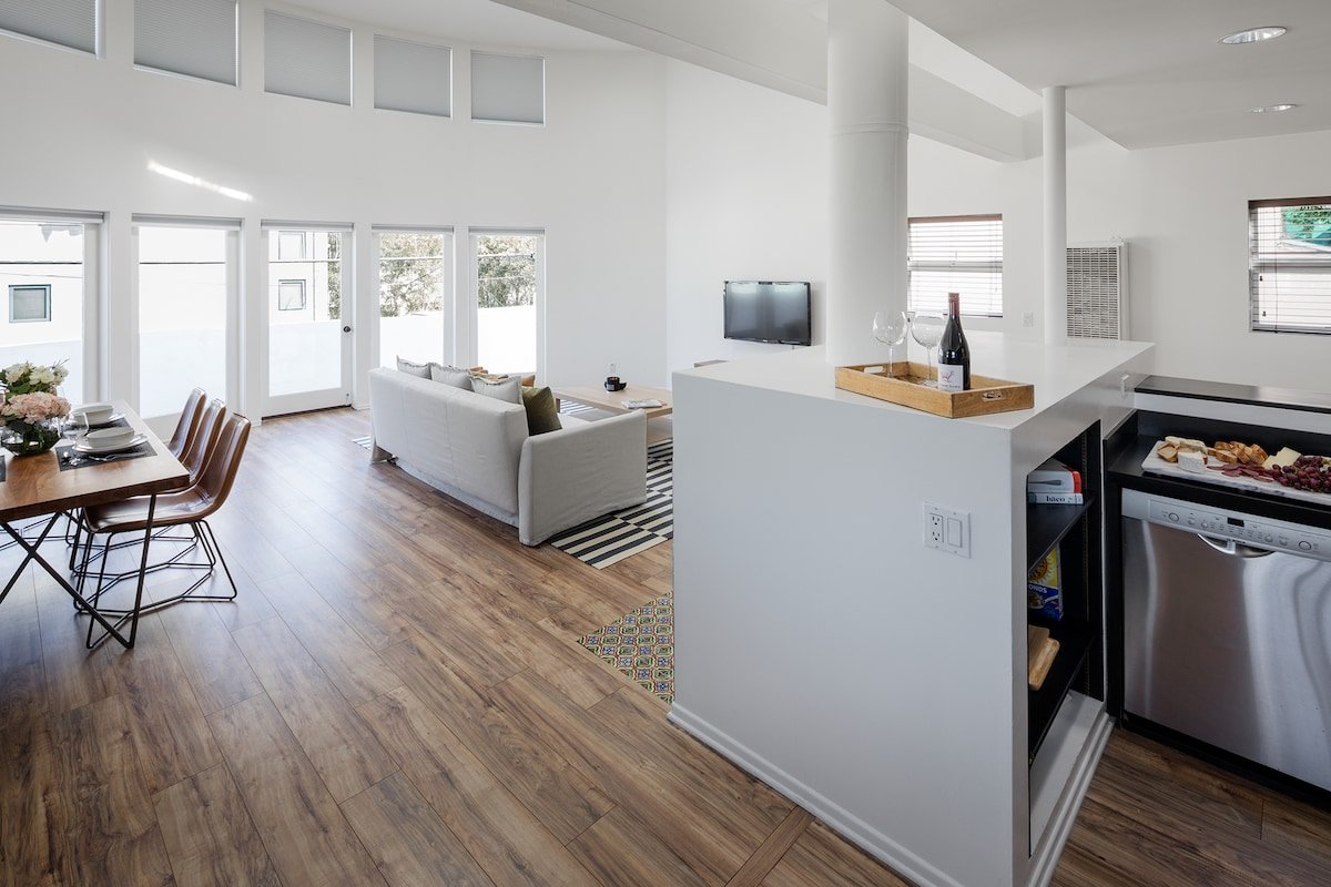 Architectural townhouse with parking 5min to beach gallery image 4