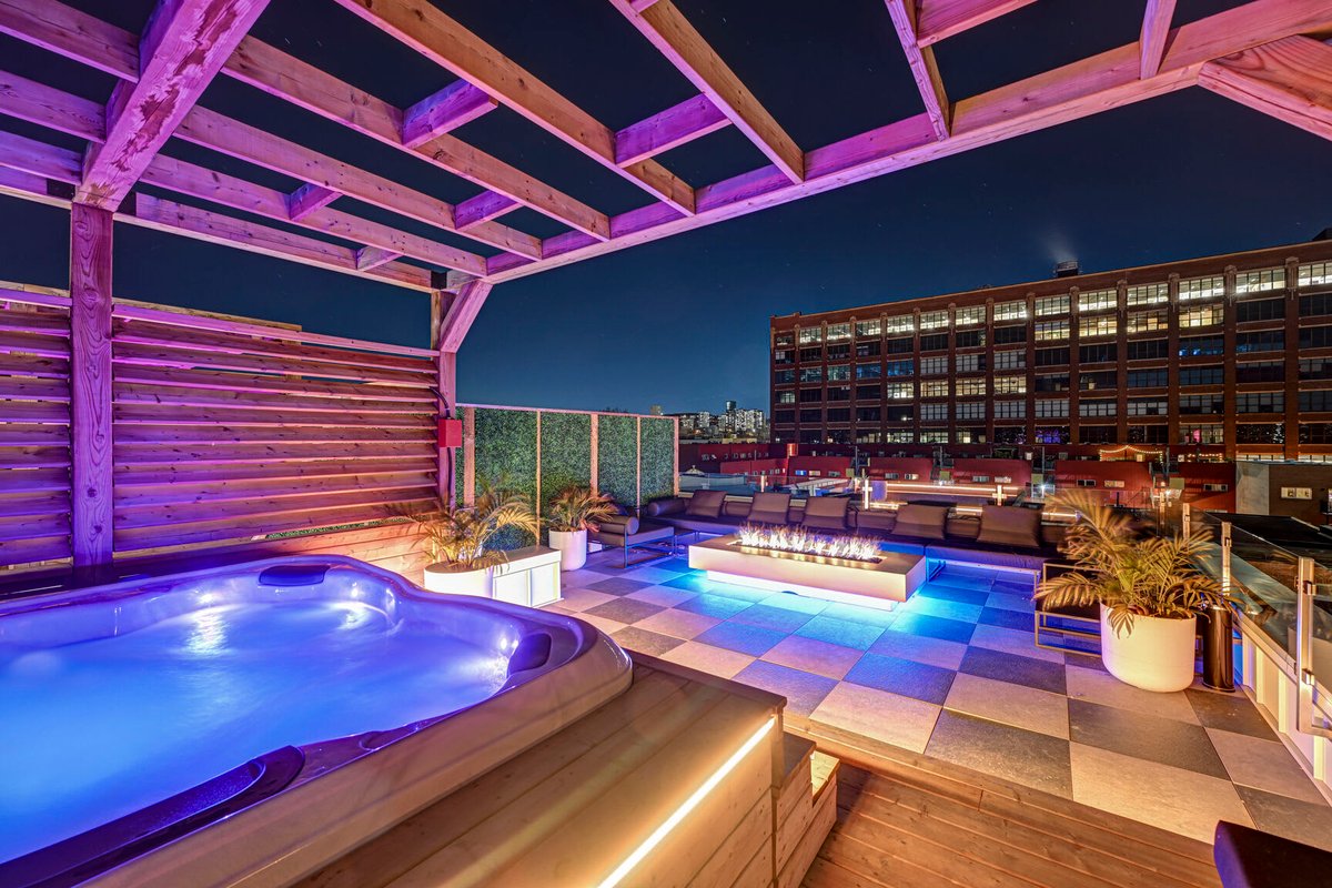 CLUBHAUS Premium XL Penthouse, Rooftop Hot Tub, Sleeps 16