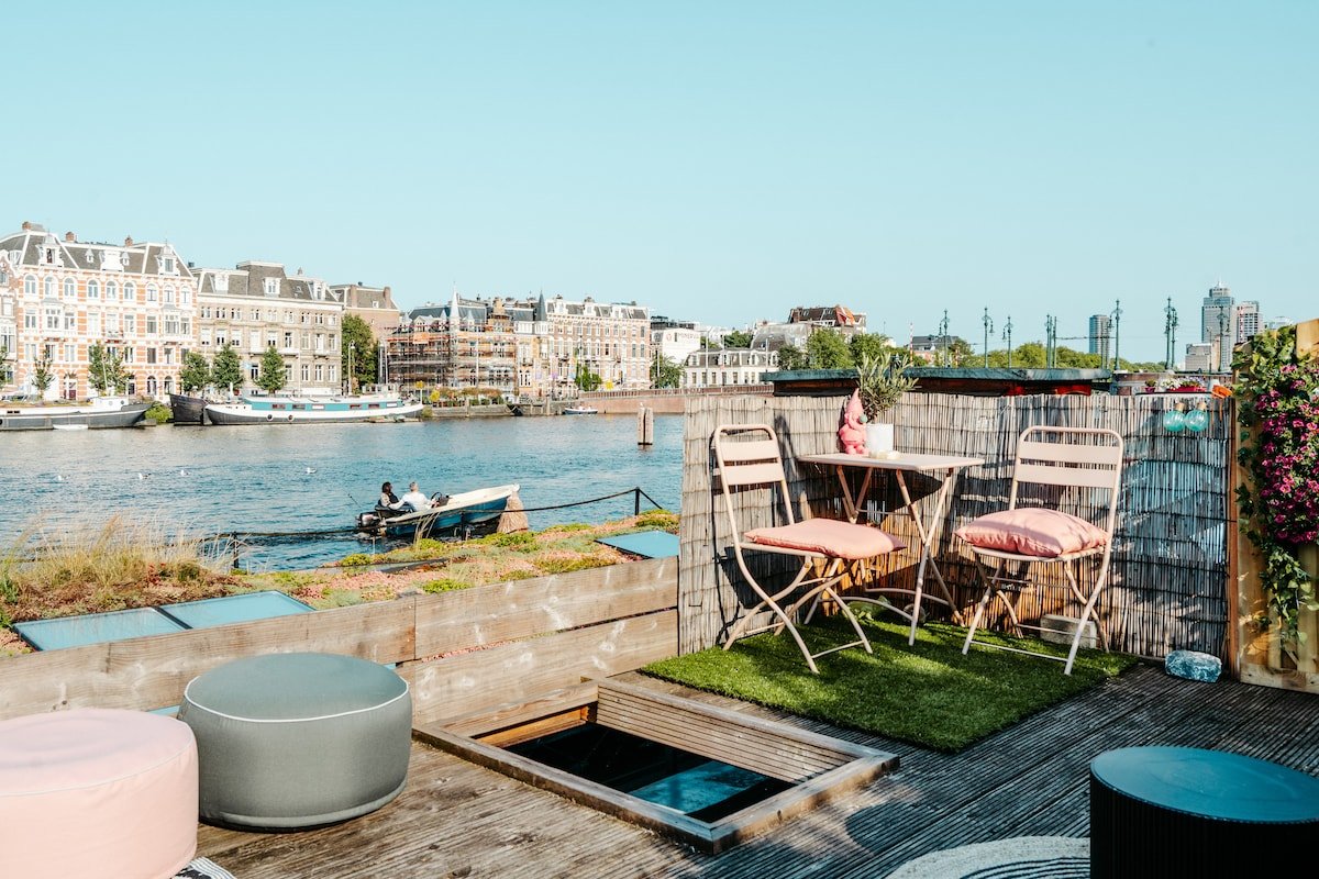 Delightful 2 bedrooms houseboat in Amsterdam-Pijp gallery image 3