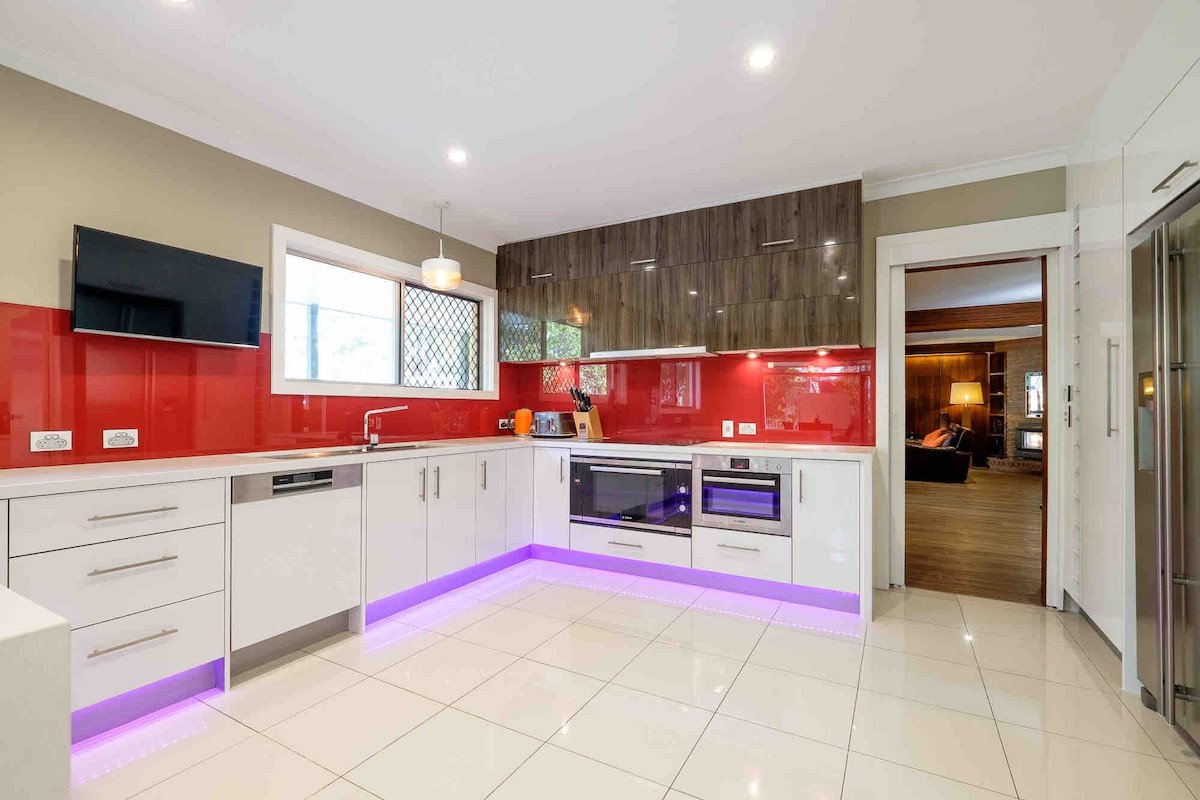 Spacious Hideaway Retreat, Pool , Spa, Acreage gallery image 5