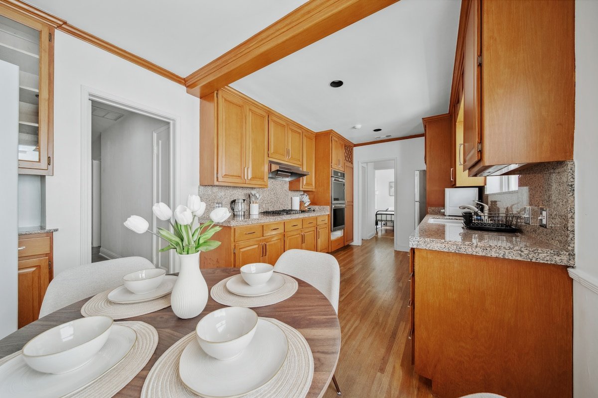 Chic 4BR Near UCLA – Prime Spot! gallery image 5