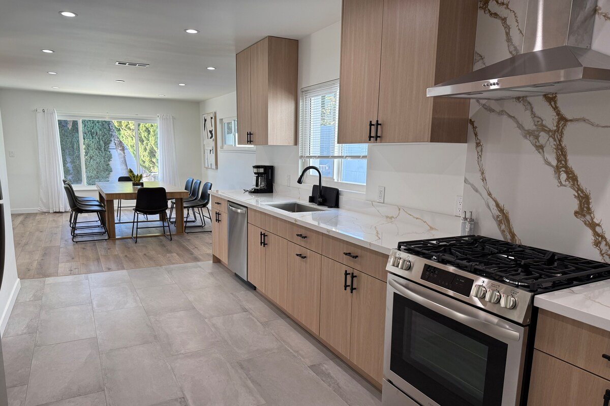 Prime location, 10 mins to universal studio & pool gallery image 4