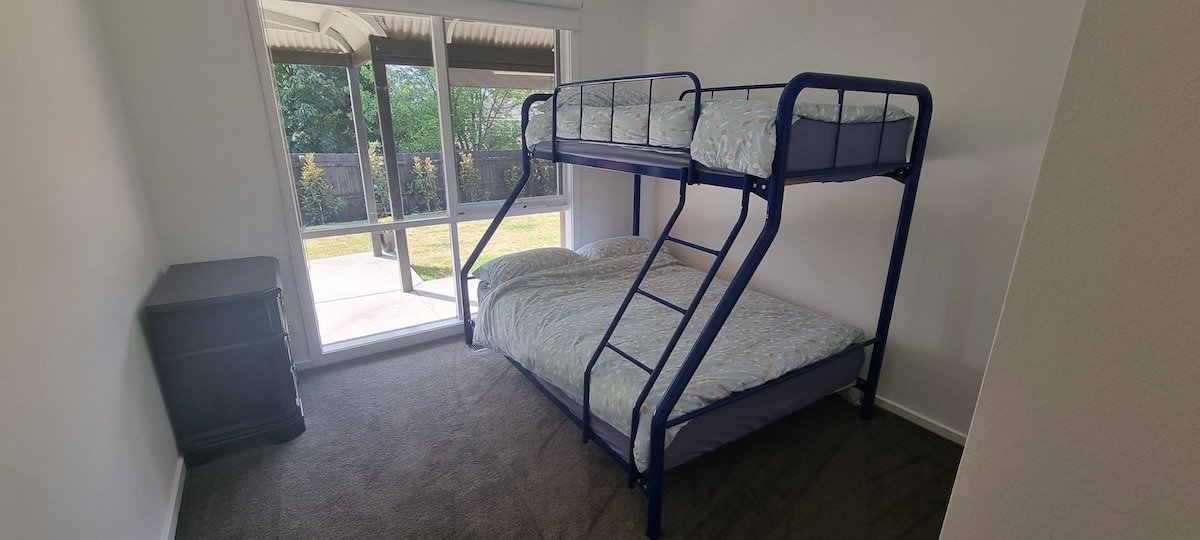 Beautiful 4 bedroom home with pool, spa, billiards gallery image 5