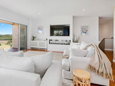 Moonah Views Luxury Getaway with Jacuzzi