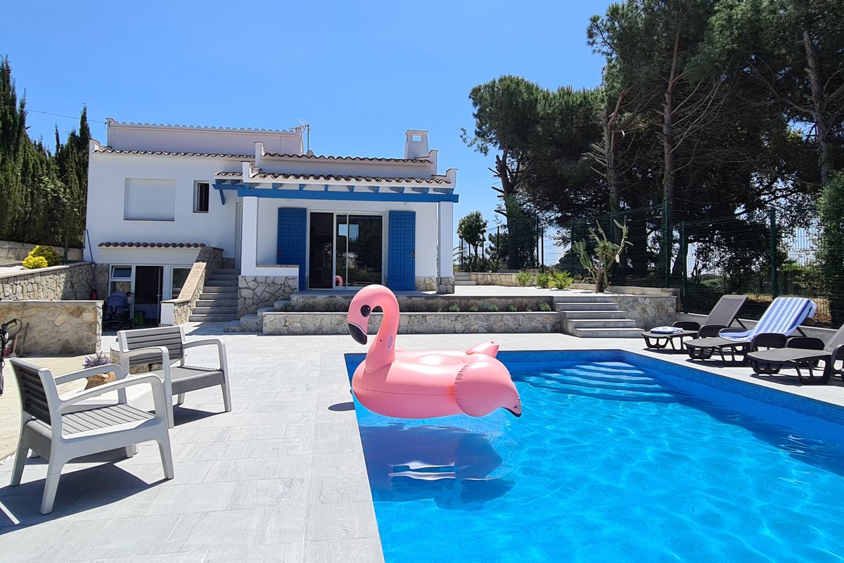 Villa Meru 7 pax, A/C, Pool & Mini Sports pitch