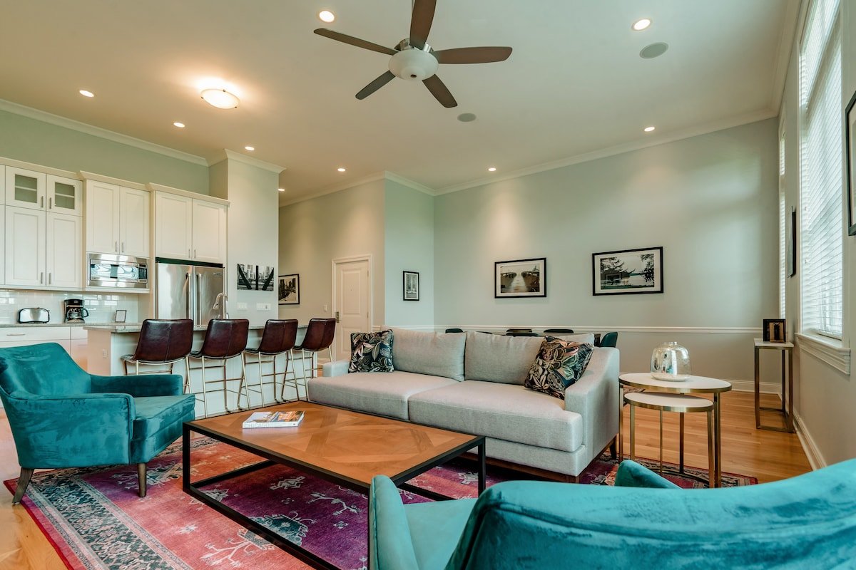 Luxe 3BD/2BA with Fireplace and Private Balcony gallery image 3