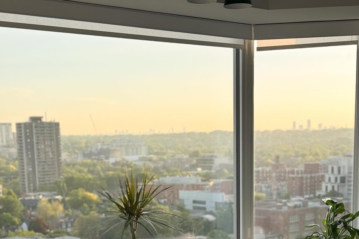 Luxurious Yorkville Hotel-Style 2BR Suite w View gallery image 2