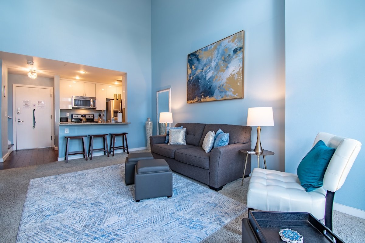 Beautiful 2 Story Penthouse w/ Pool & Free Parking gallery image 5