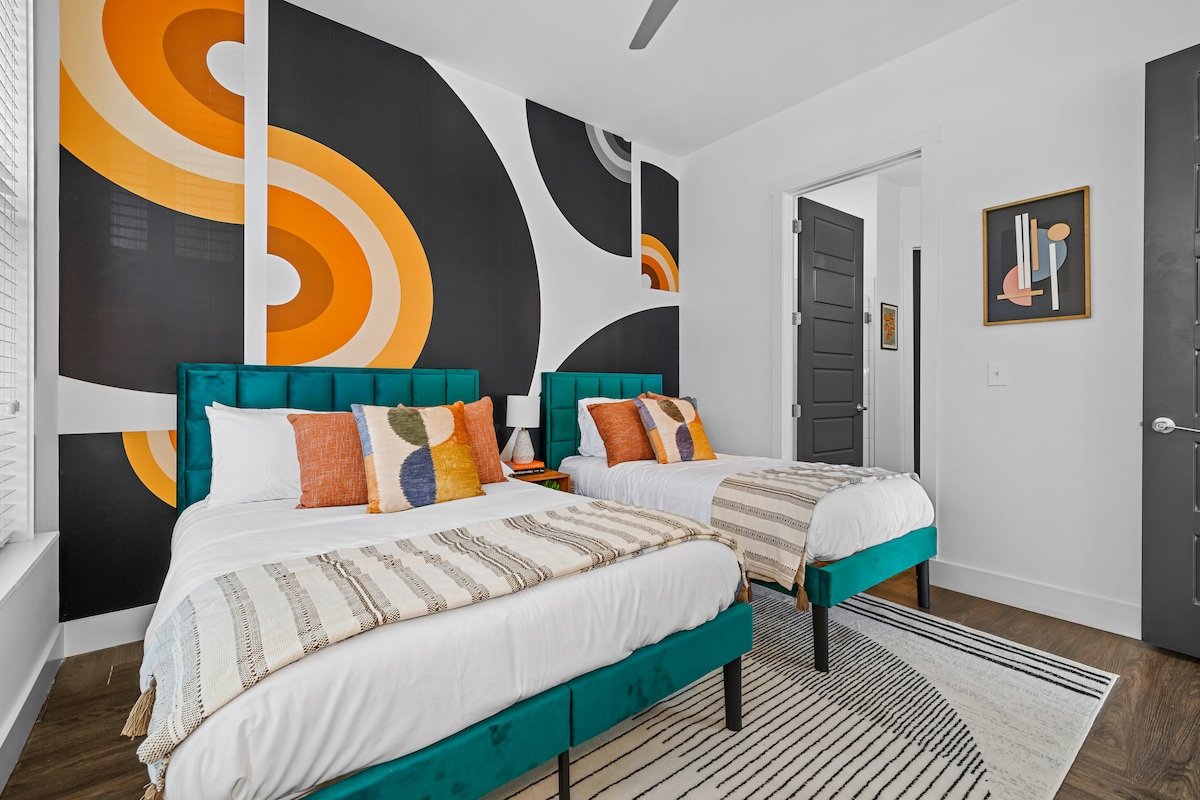 Patio – Pool – 5 min Walk to Broadway gallery image 3