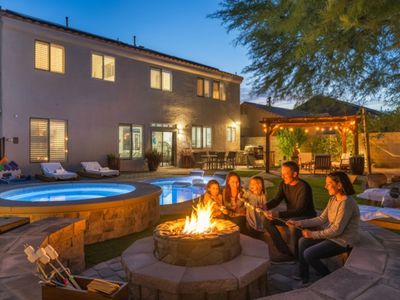 Vegas 6BR Dream Villa: Pool, Hot Tub & Games