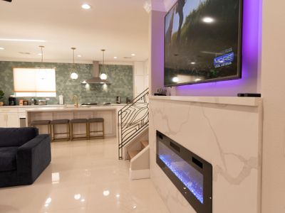 LARGE LUXURY HOME WITH POOL &SPA 15 MIN TO STRIP