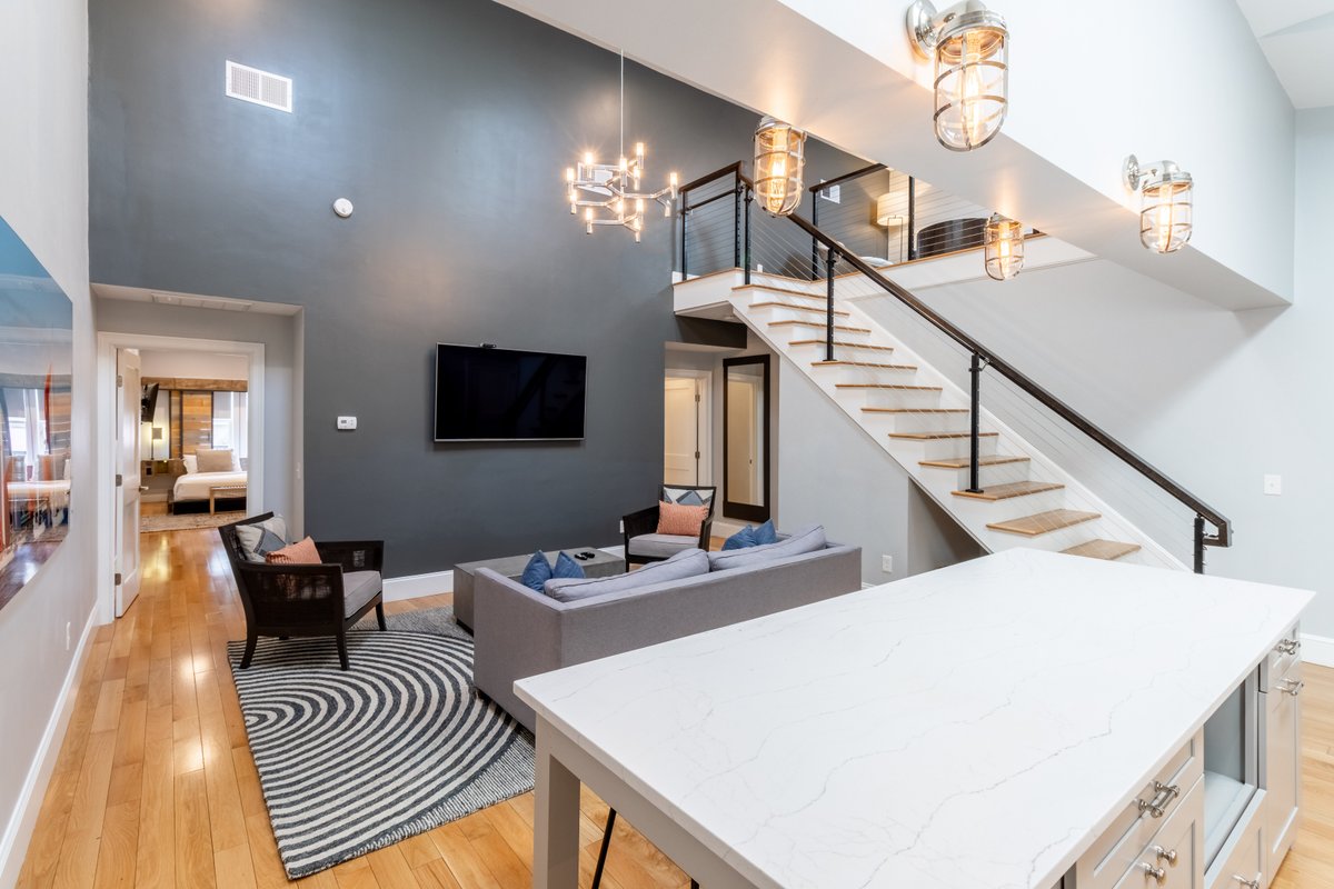 Modern Condo w/Loft and Kitchenette on Thames St