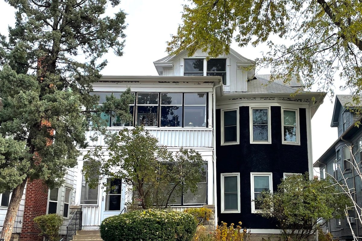 Pleasant Mansion Uptown/Downtown by Lux Life gallery image 5