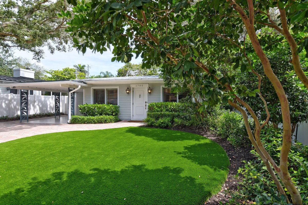 Fun & Fabulous Oasis Heated Pool, Hot Tub, Kayaks gallery image 3