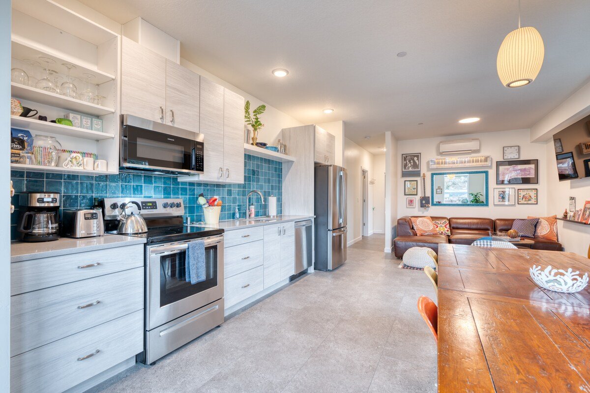 Crossroads Vintage Funk Penthouse – 94 WalkScore gallery image 4