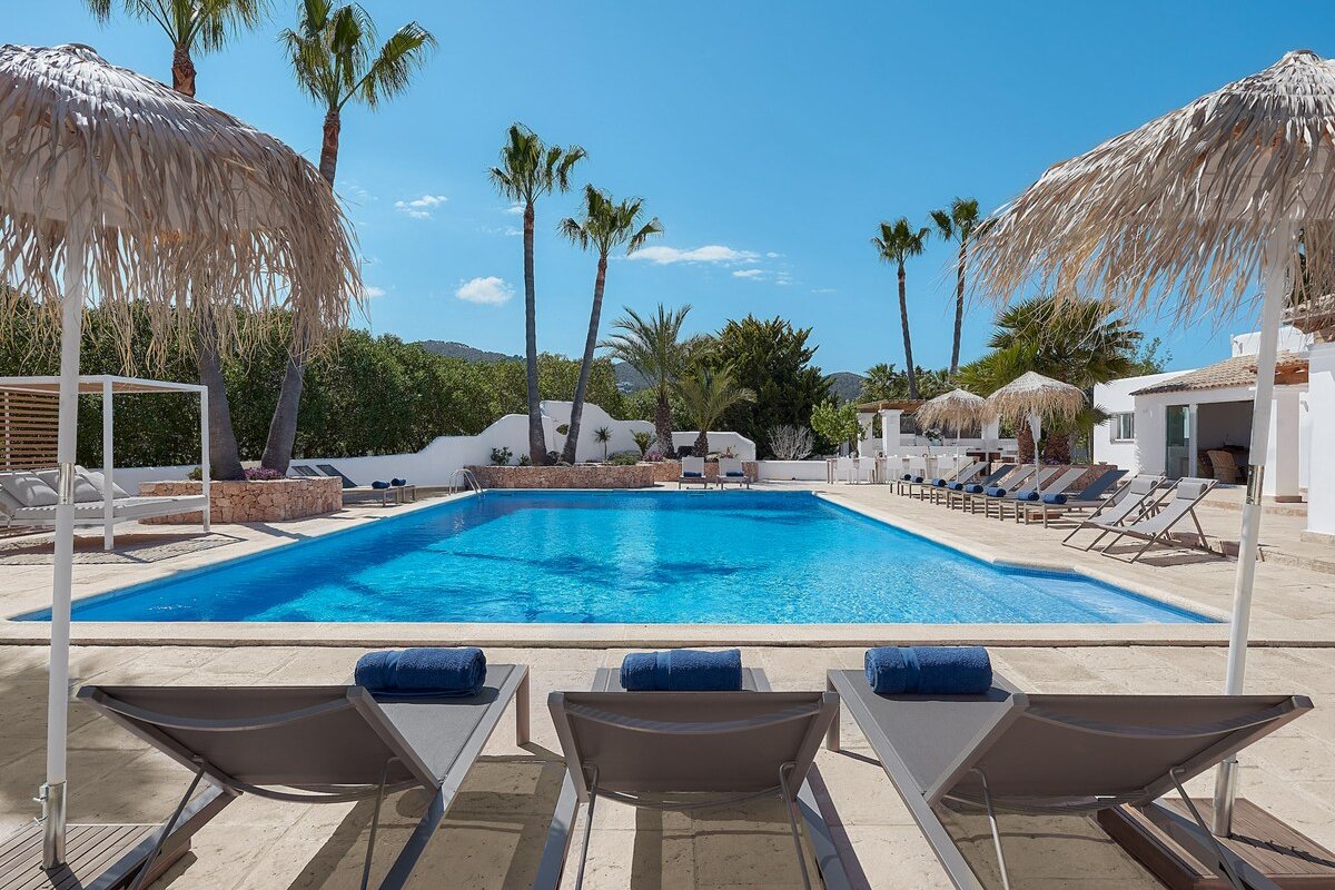 Large Pool-Gardens-Luxury-Peaceful gallery image 3