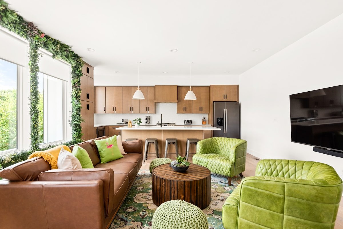 Elegant Design | Majestic City Views | Downtown! gallery image 4