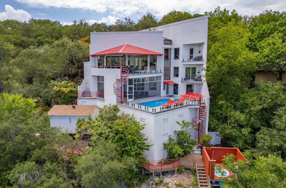 Lake Bluff House 6 Hole Mini Golf and Waterfall gallery image 2