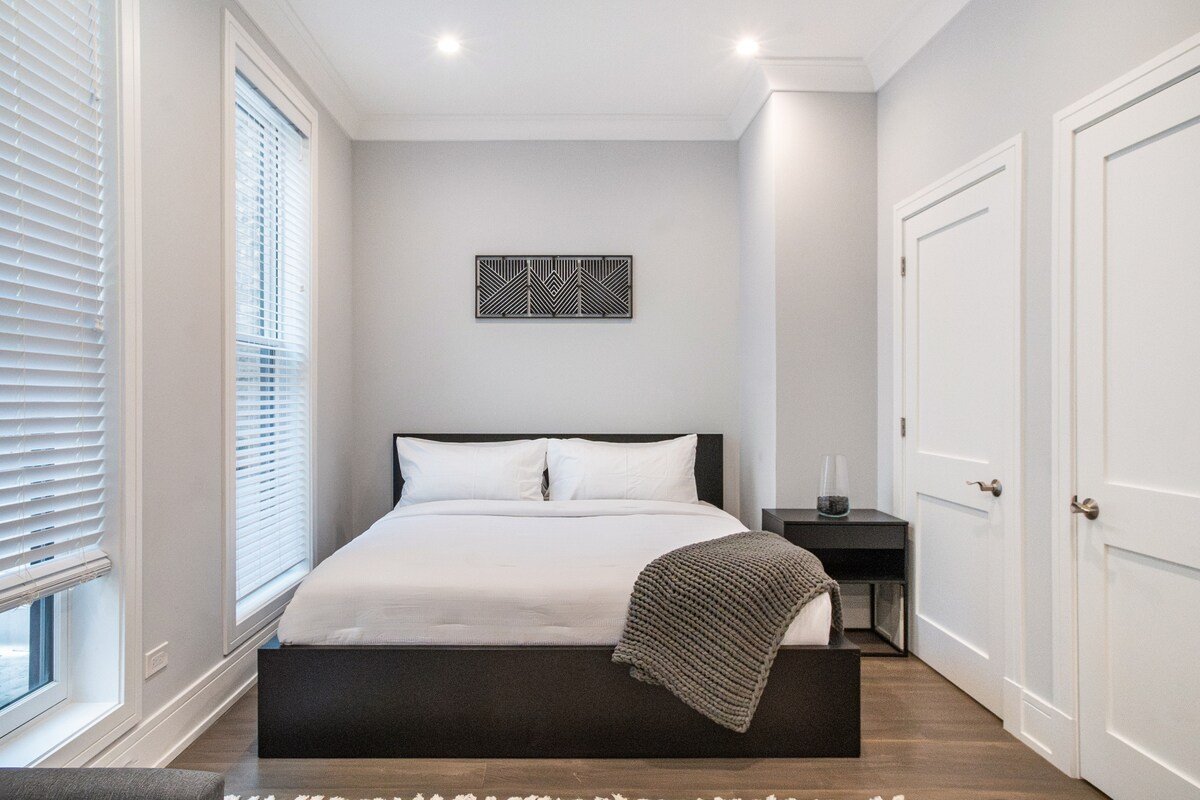 Gold Coast Pristine 3BD|2BR| Patio |Parking| Beach gallery image 5