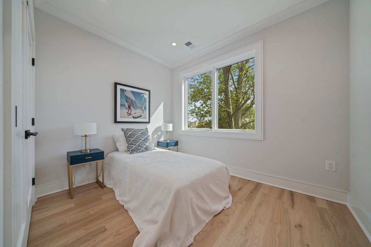 Beautiful Spacious Modern 4BR 2.5BA Duplex Condo gallery image 5