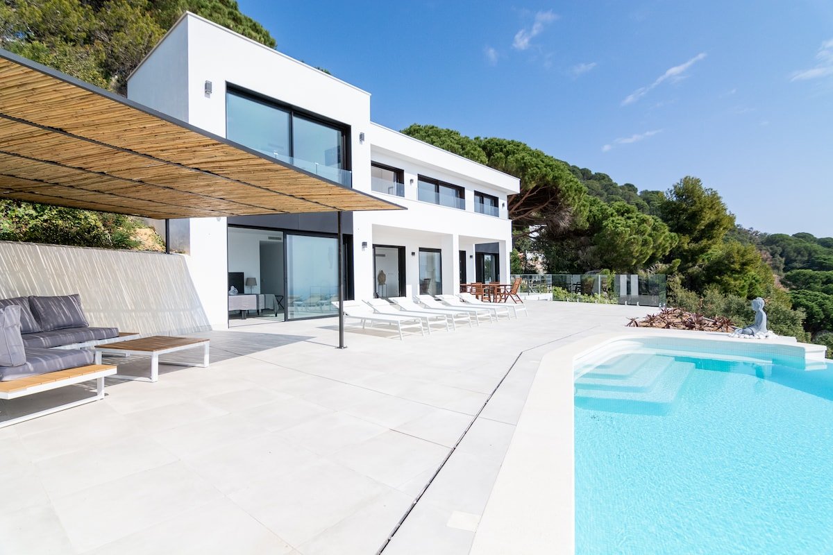 CoastalVillas – Villa Coco, stunning sea views! gallery image 2