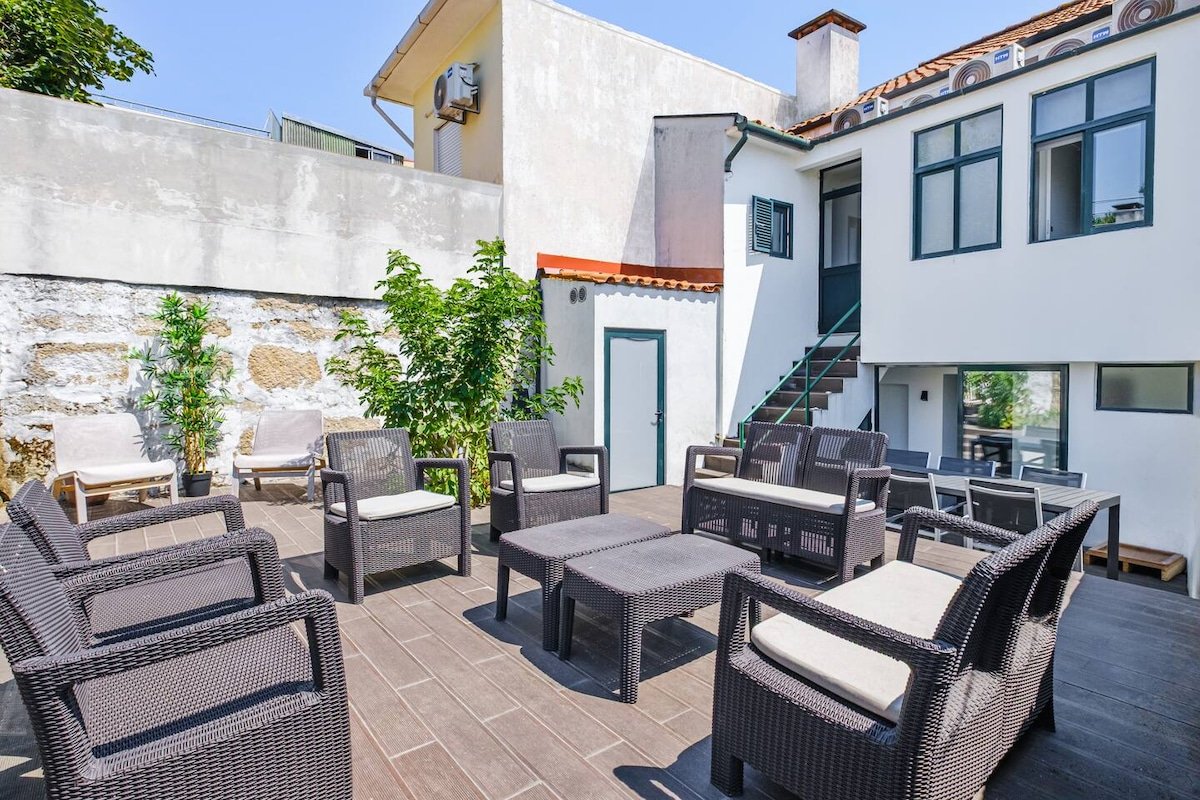 4 Master Suites House, Backyard, Central Location gallery image 3