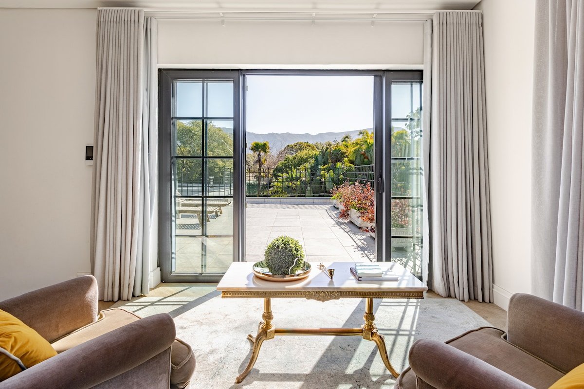 Stunning 5-Bedroom Home with Tennis Court gallery image 4