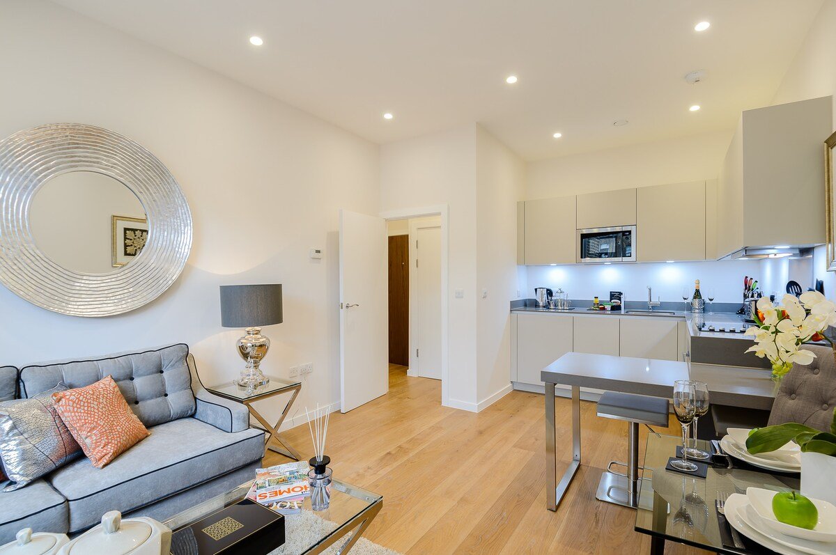 Superb 2bed 2bath Penthouse, Heart of Kensington gallery image 3