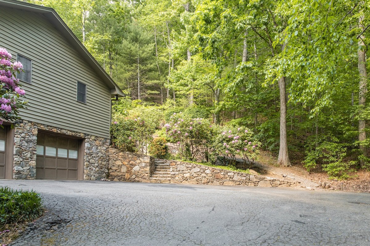 Long Weekend Getaway Minutes from Downtown AVL gallery image 4