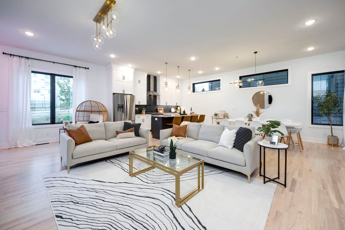 Luxury Chic Modern Home Minutes from the Gulch gallery image 3